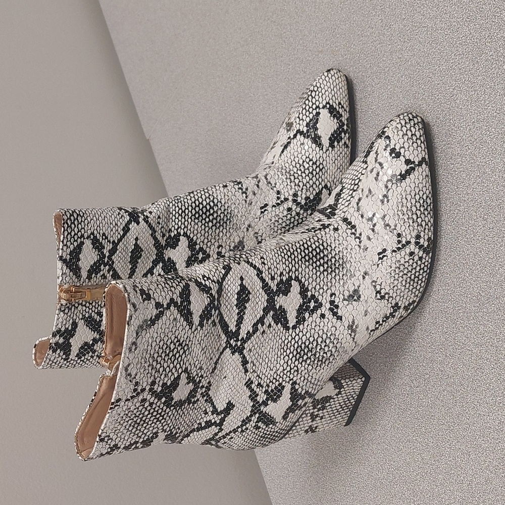 WET KISS White Black Faux Snakeskin Block Heel Ankle Boots Sz  6